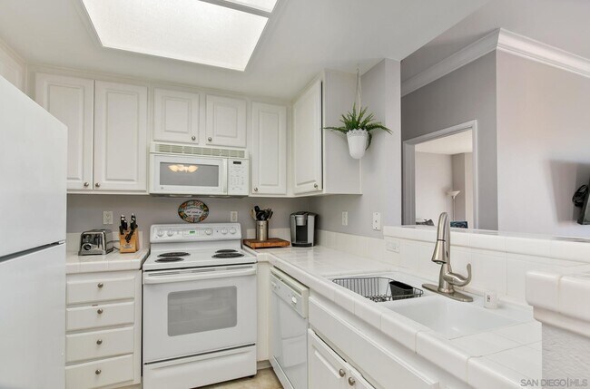 Building Photo - 2150 Camino De La Reina