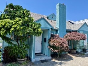 Building Photo - 2103 11th Ave W