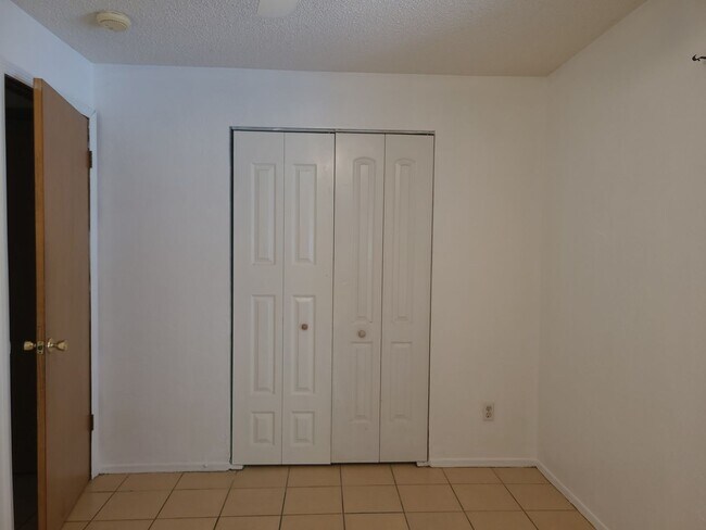 Building Photo - AVAILABLE NOW DON'T MISS OUT. Duplex 2 bed...