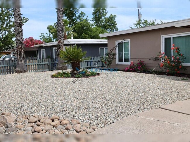 Building Photo - 1220 Browning Dr
