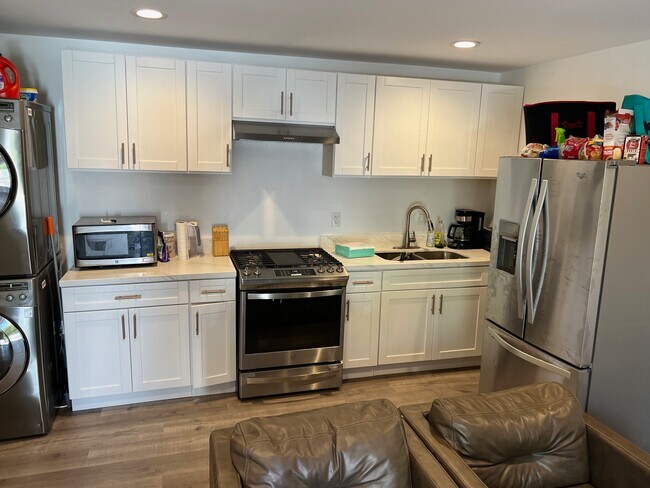 Building Photo - 6960 Forbes Ave