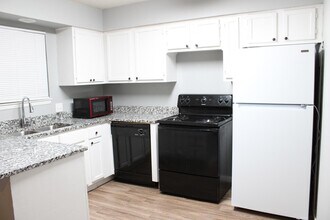 Building Photo - 2912-2914-2914 Bernice Dr