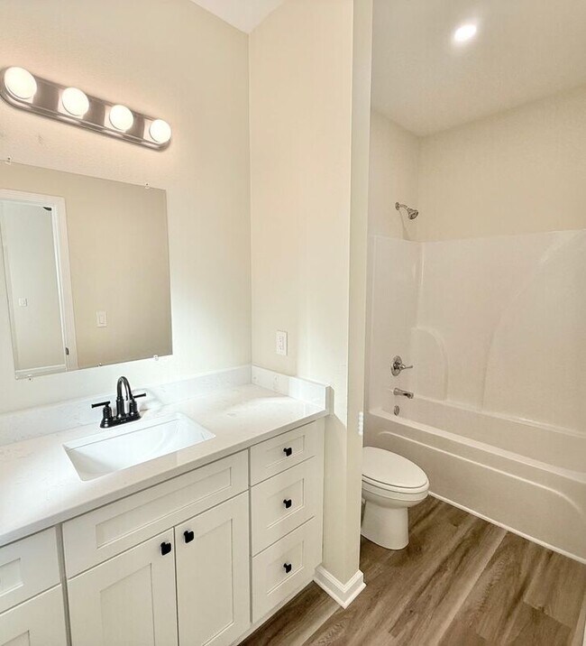 Building Photo - 751 Lloyd Alley