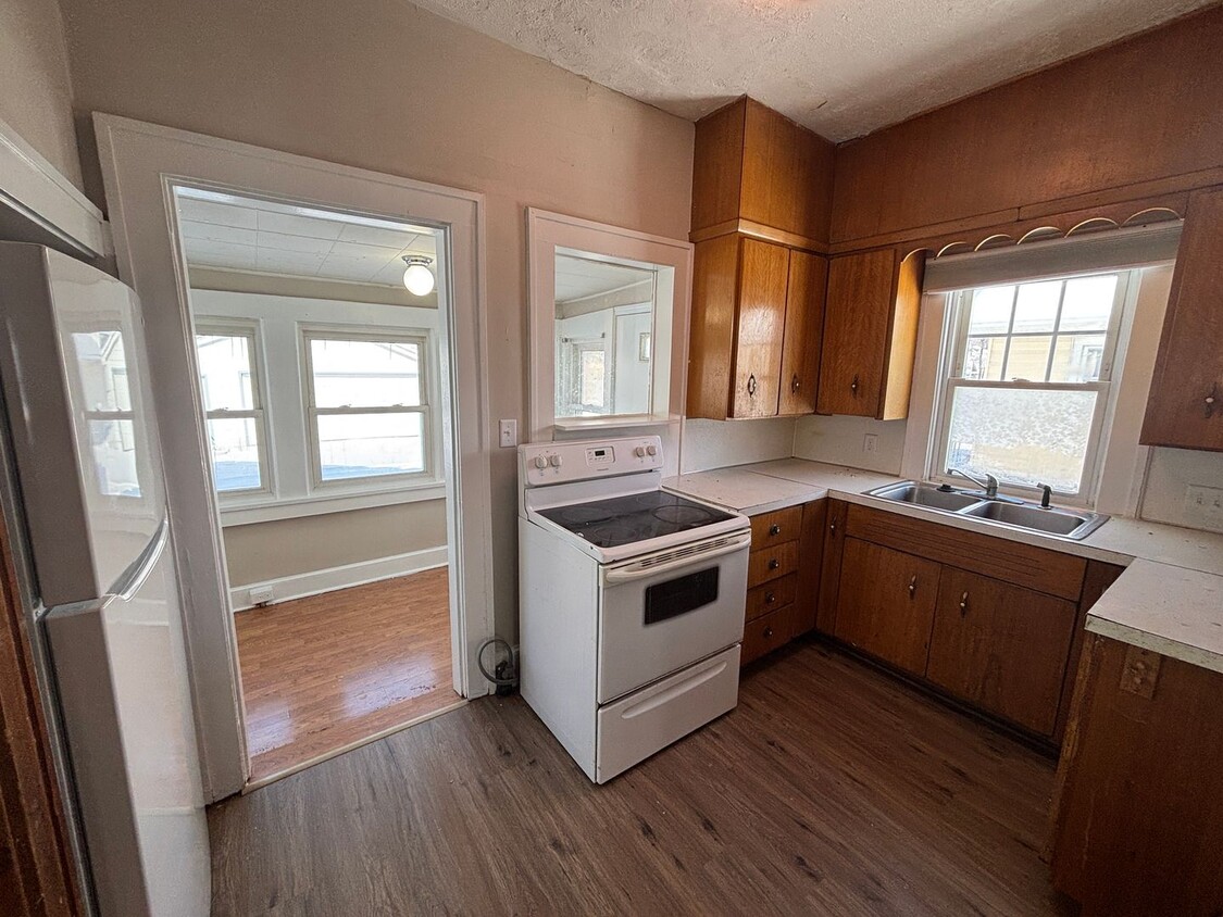 Primary Photo - 4 Bedroom, 1 Bathroom home with 2+ car gar...