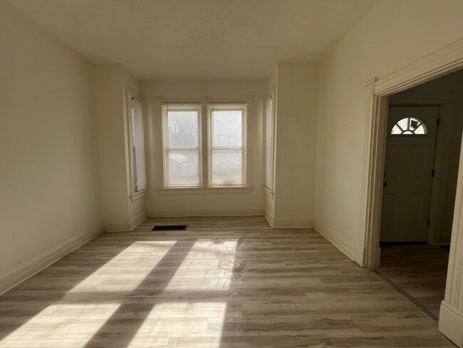 Building Photo - 4 bedroom 1 bath