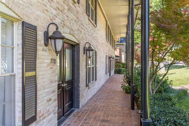 Lleno de encanto vintage. - 7718 Royal Ln