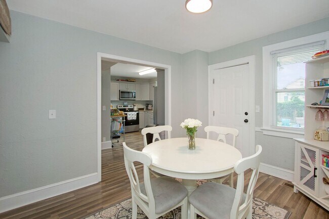 Building Photo - Move In Ready 5 Bedroom Cap Cod!