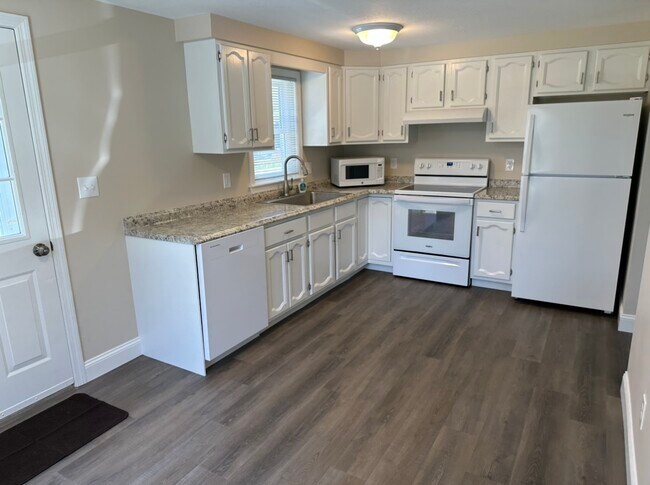 Building Photo - 4 Oakwood Dr