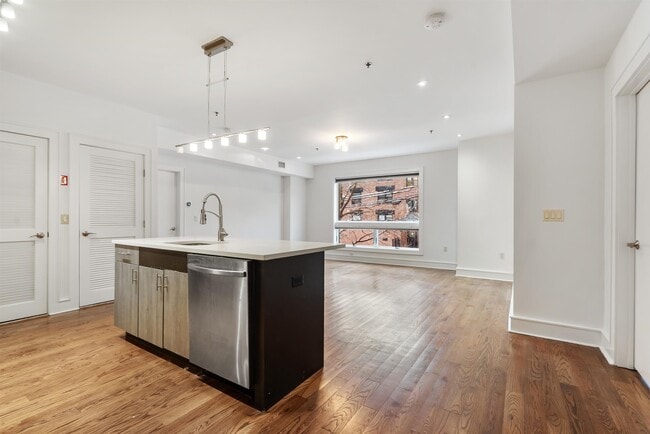 Building Photo - 635 6th St