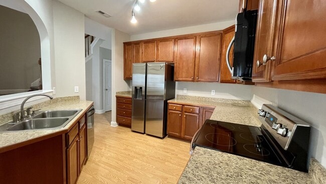 Building Photo - Updated Townhome with Garage & Screened in...