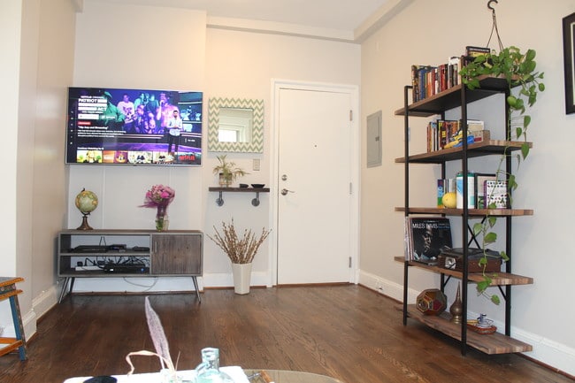 Living room - 2010 Kalorama Rd NW (Washington, DC) Apartments