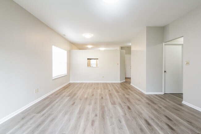 Building Photo - 1/2 Off Rent - Fenced Backyard in Perry To...