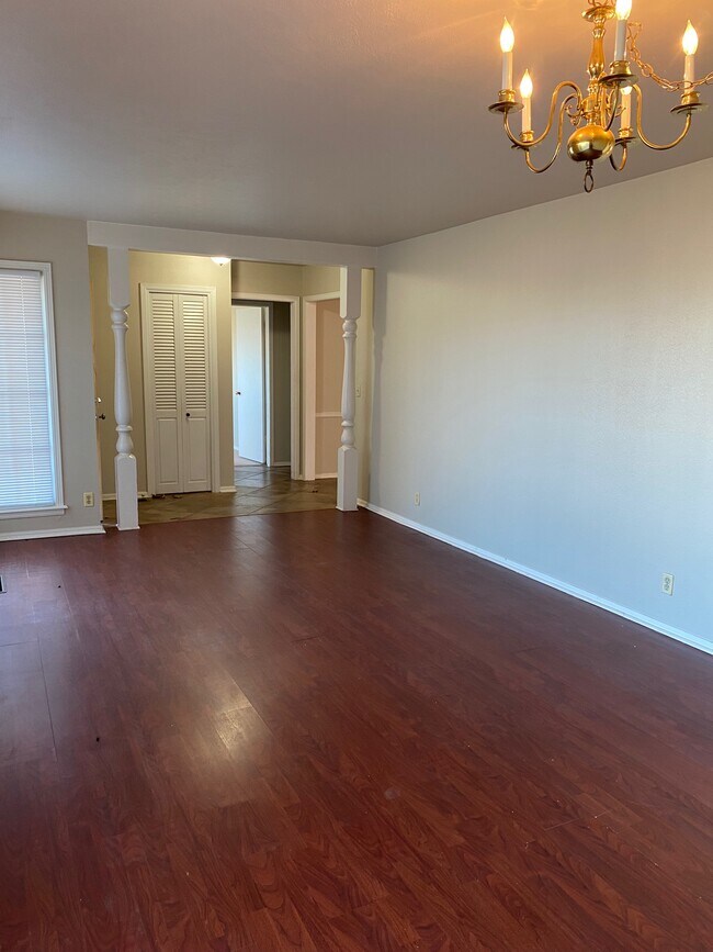 Building Photo - 11205 N Villa Ave