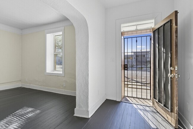 Building Photo - 839 S 8th Ave