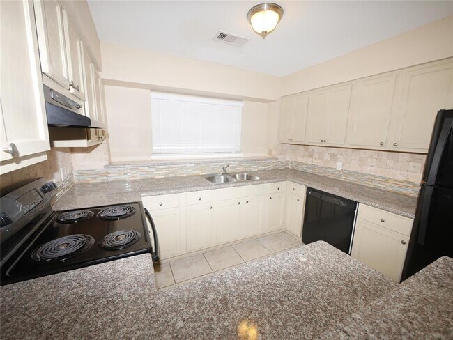 Foto del edificio - 3813 Bennett Dr