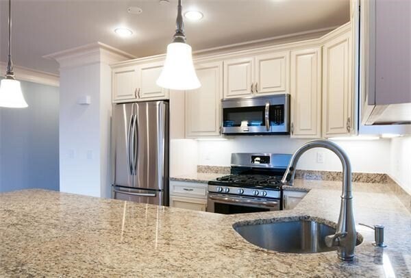 Building Photo - 545 Sumner St