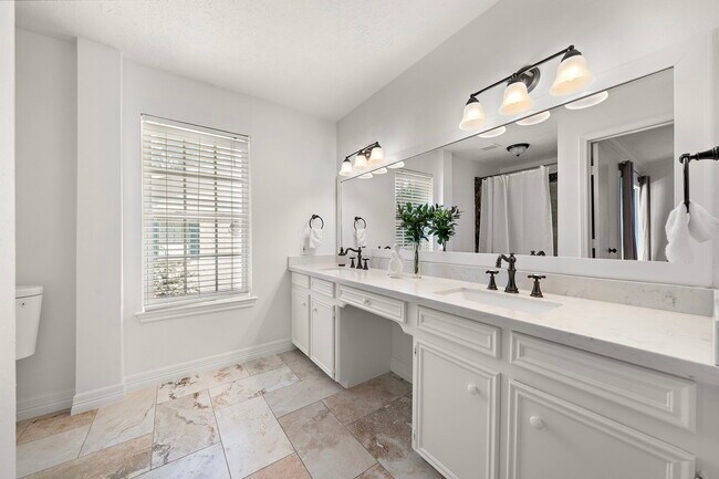 Foto del edificio - 2220 Bering Dr