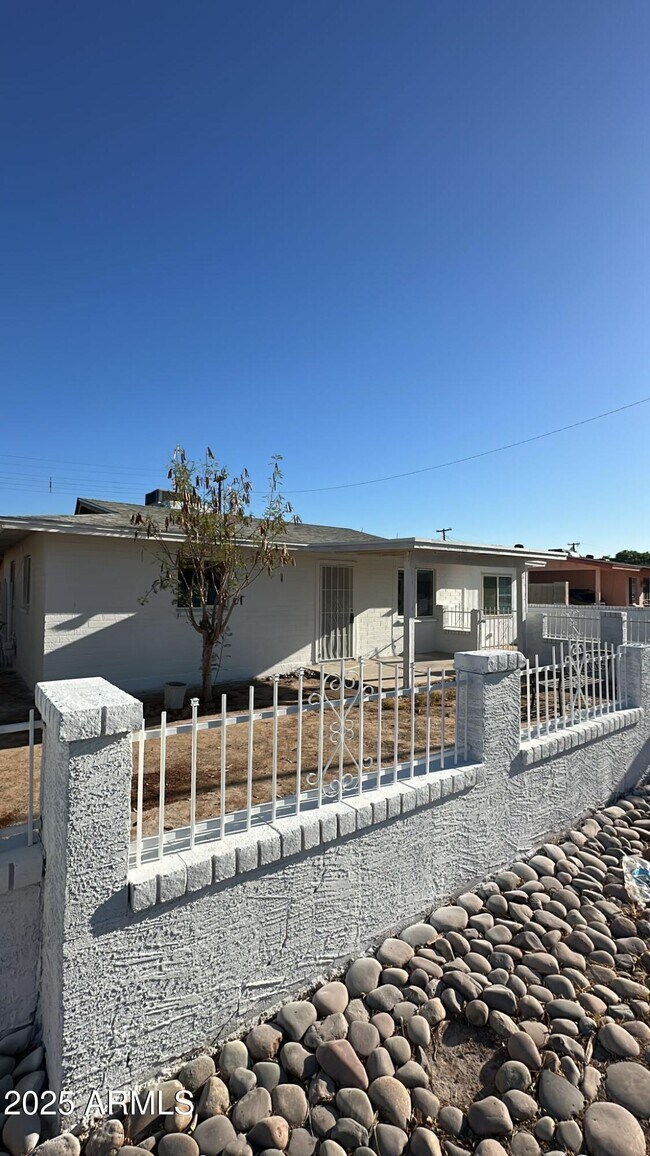 Foto del edificio - 3622 W Sunland Ave