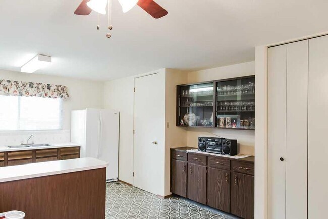 Photo du bâtiment - 9836-9881 AvenueKey 32