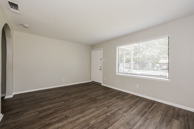 Foto del edificio - Coming Soon! 3 BR/1BA | Updated Single Family Home | 1-Car Garage | Shaded backyard!
