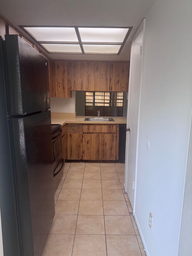 Building Photo - Updated 2/2 River Oaks Condo