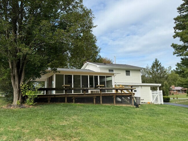 Building Photo - Spacious 4BR/2BA Tri-Level Home in Histori...