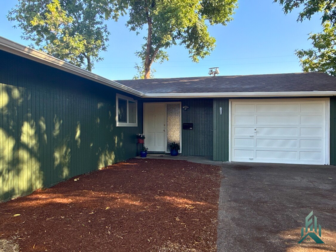 Foto principal - 650 NW Linden Ave