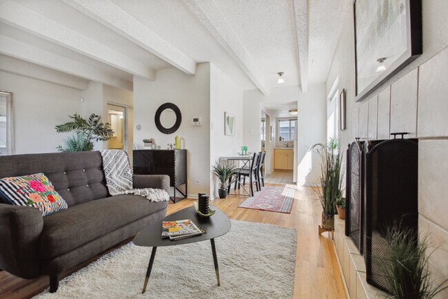 Foto del edificio - Amazing two bed with a pool in a perfect location ( move in special )