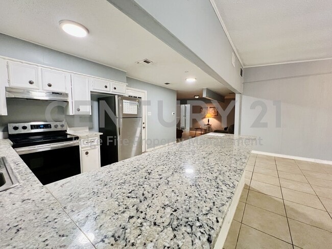 Building Photo - Beautifully Updated 5/3/2 in Fort Worth Fo...