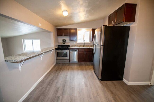 Foto del edificio - 7924 Edgewood Ave