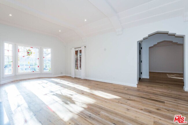 Building Photo - 992 Stearns Dr