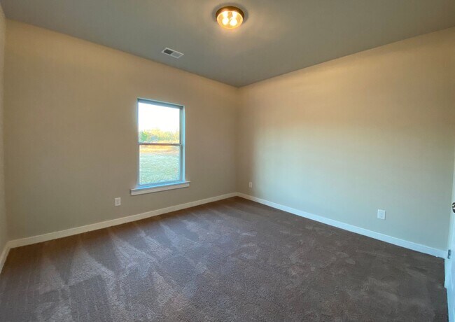 Building Photo - Home for Rent in Weaver AL... AVAILABLE TO...