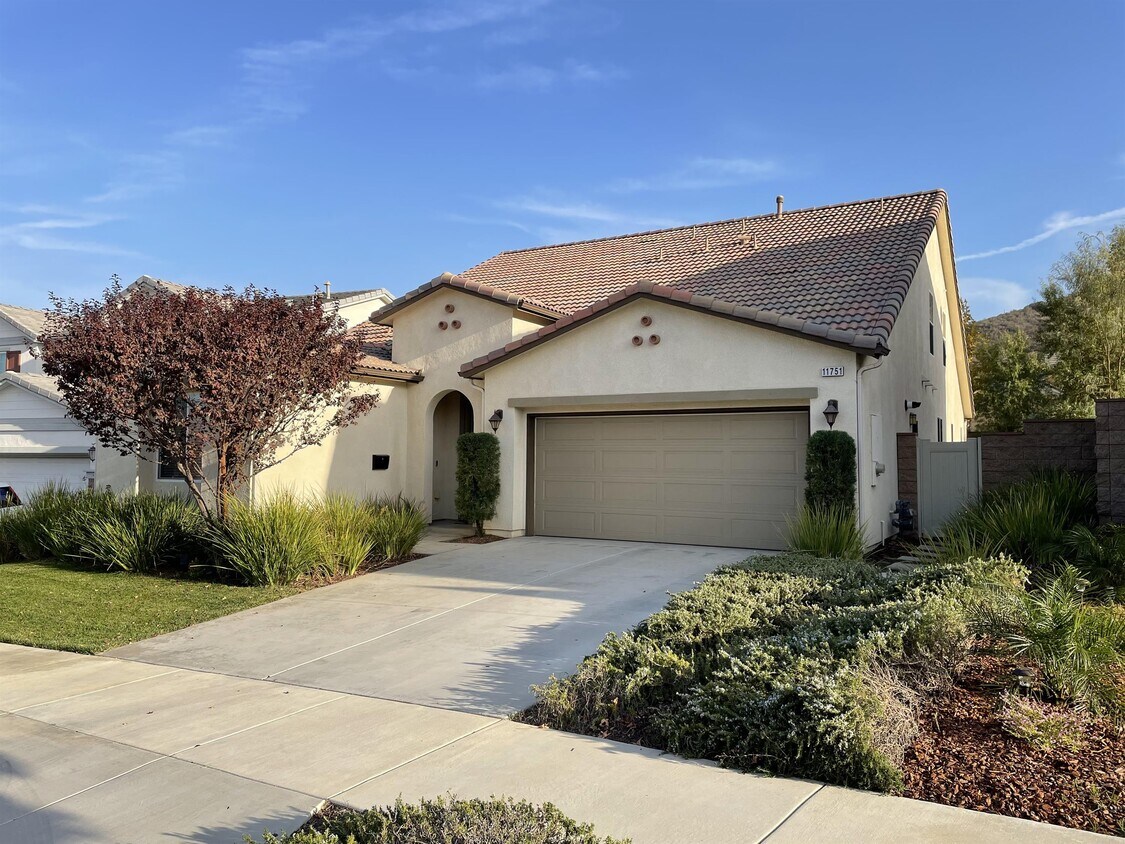 Foto principal - 11751 Silver Birch Rd