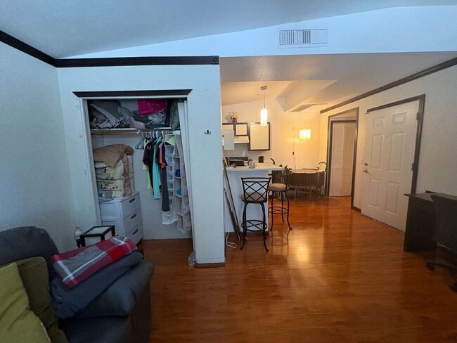 Building Photo - Cozy Flagstaff Studio