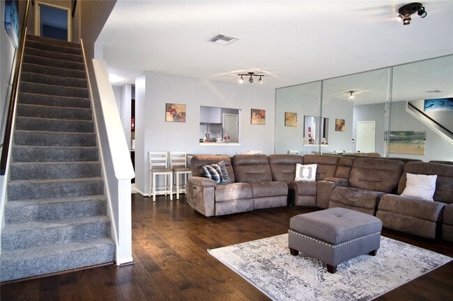 Foto del edificio - 3042 Holly Hall St