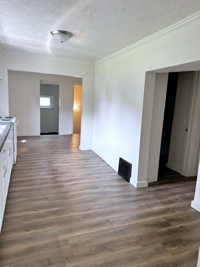 Building Photo - Totally Updated and Renovated 2 Bedroom Ho...