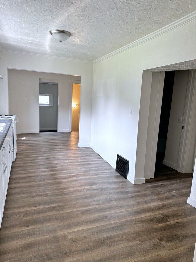 Foto del edificio - Totally Updated and Renovated 2 Bedroom Ho...