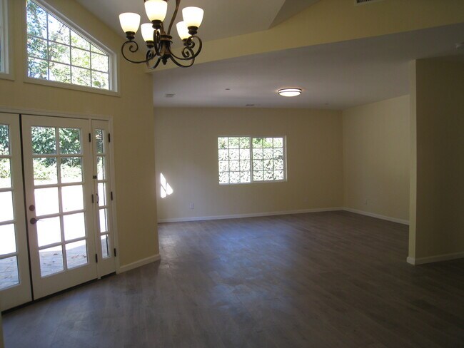 Building Photo - 5371 Topeka Dr