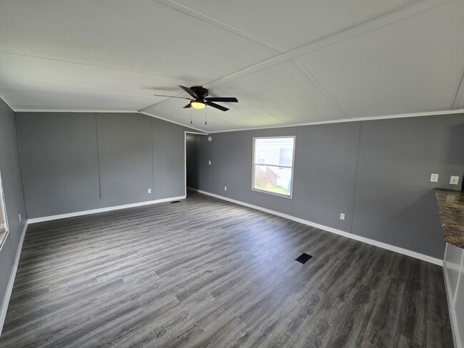 Building Photo - 700 W Ridgeway Ave