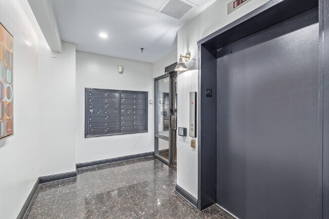 Building Photo - This stunning 3-bedroom, 3-bath condo in D...