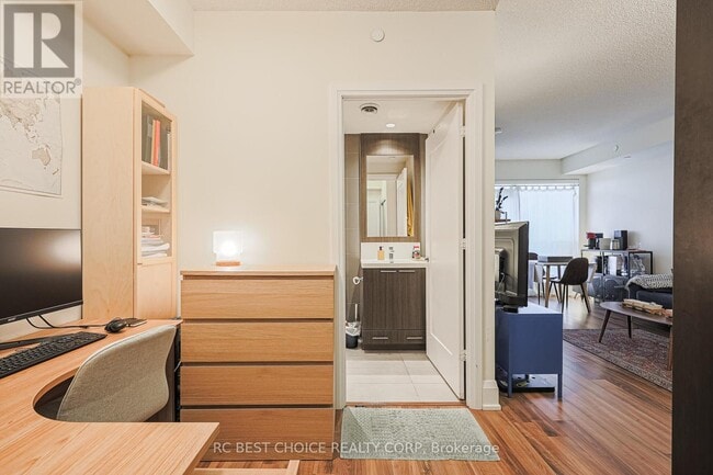 Photo du bâtiment - 120 Harrison Garden Blvd