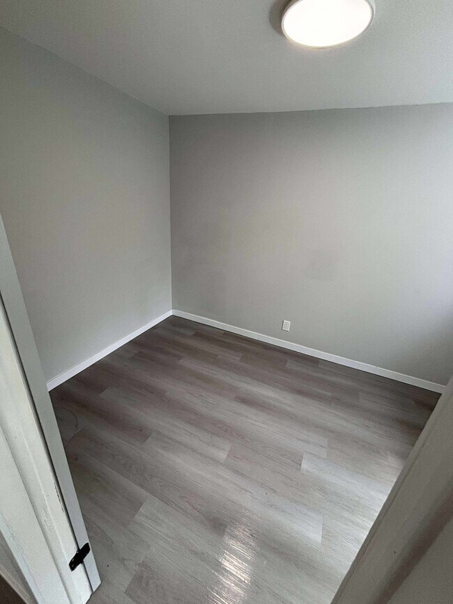 Building Photo - 30 Parkwood Dr