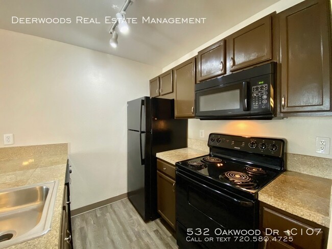 Building Photo - 532 Oakwood Dr