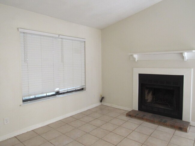Building Photo - Convenient to Navy Federal & Pine Forest/N...