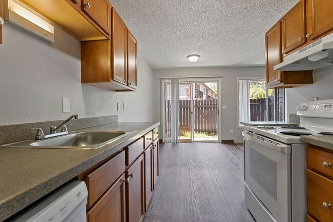 Building Photo - Amazing 3 bedroom available soon! Apply NOW!! 503-664-4101