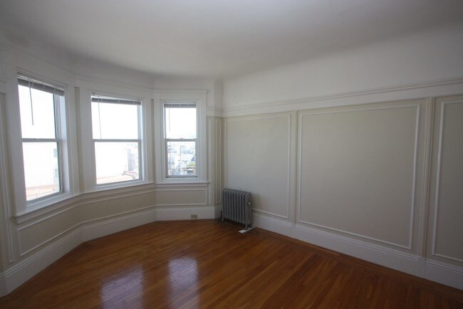 Building Photo - Amazing Views, Top Floor Studio