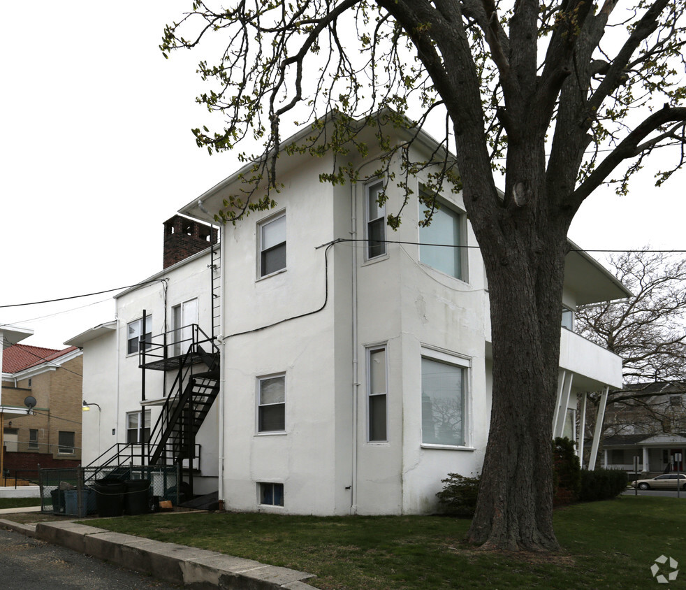 Building Photo - 710 Grand Ave