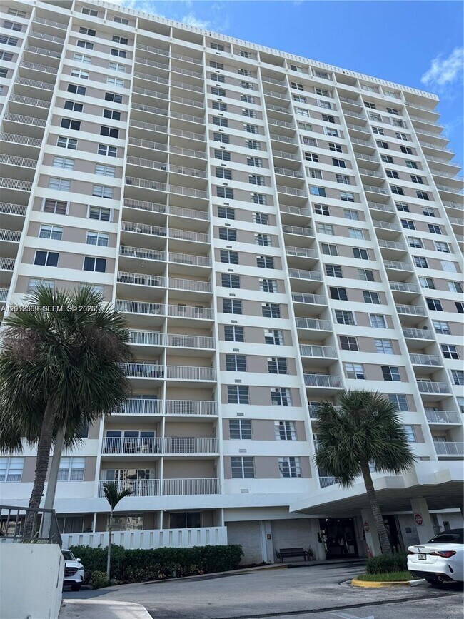 Building Photo - 300 Bayview Dr