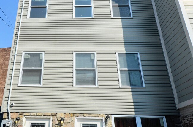 Building Photo - 44 Van Reypen St