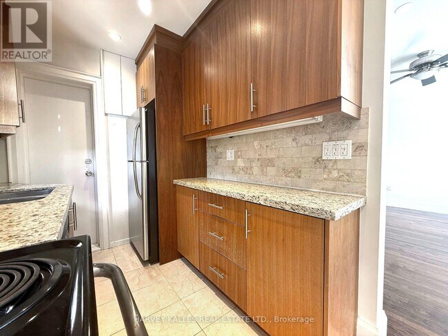 Photo du bâtiment - 858 Davenport Rd
